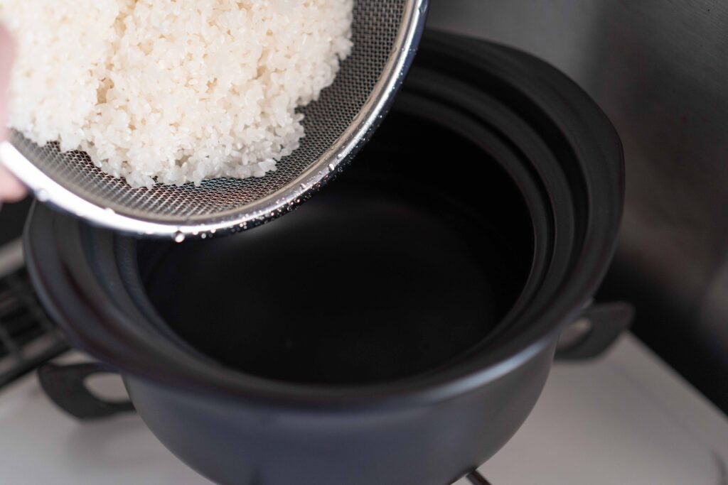 菊花ごはん土鍋に洗ったお米を入れる